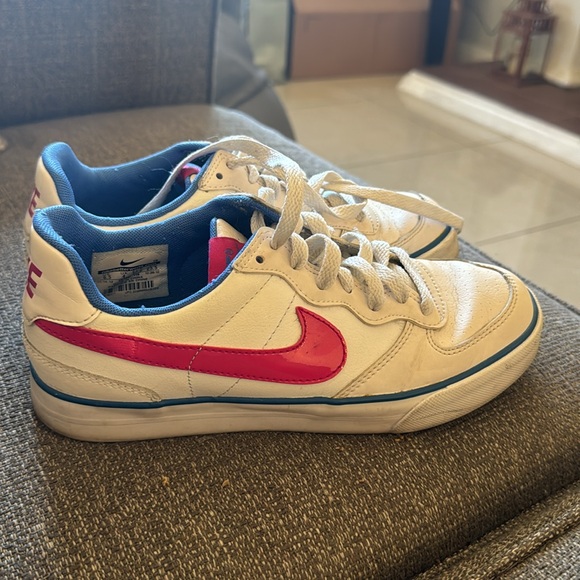 Retro Nike woman shoes - Picture 1 of 4